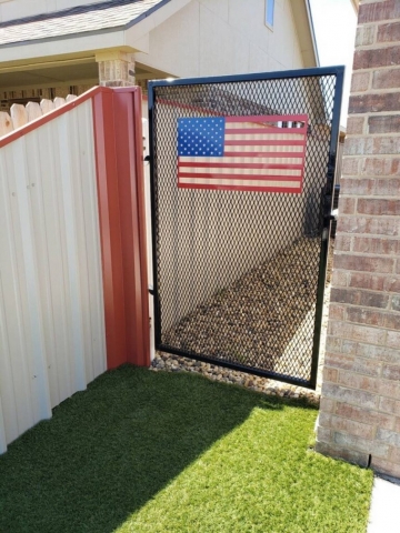 gate-with-flag